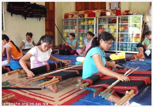 Dệt thổ cẩm ở Châu Tiến