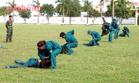 Huấn luyện dân quân tự vệ trên thao trường. Ảnh: Trọng Kiên