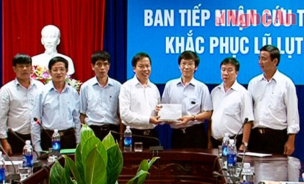 Trường Đại học Vinh trao 100 triệu đồng qua Ban tiếp nhận cứu trợ tỉnh ủng hộ đồng bào bị bão lụt