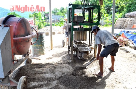 Xã viên HTX Châu Kim sản xuất thêm mặt hàng gạch bê tông không nung