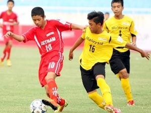 U13 Viettel (áo đỏ) vào bán kết. (Ảnh: Phạm Kiên/TTXVN)