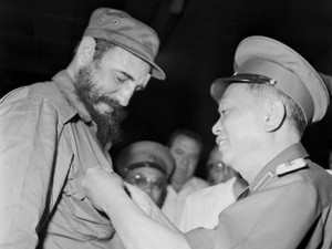 Đại tướng Võ Nguyên Giáp tặng Lãnh tụ Cuba Fidel Castro huy hiệu “Chiến sĩ Điện Biên Phủ”, nhân chuyến thăm của Fidel Castro đến Việt Nam, tháng 9/1973. Ảnh TTXVN