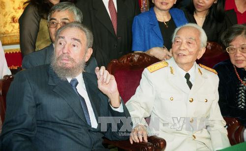 Chủ tịch Cuba Fidel Castro tới thăm Đại tướng Võ Nguyên Giáp tại nhà riêng ngày 22/2/2003 Ảnh: Nhan Sáng – TTXVN