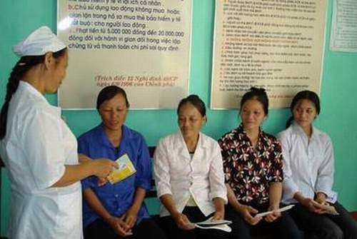  Tư vấn chăm sóc sức khỏe sinh sản cho phụ nữ tại Yên Thế (Bắc Giang). Ảnh: V. Nam