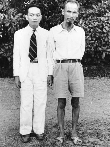 Đại tướng Võ Nguyên Giáp và Chủ tịch Hồ Chí Minh tại Bắc Bộ Phủ vào tháng 9/1945 ngay sau Cách mạng tháng Tám (ảnh: AP)