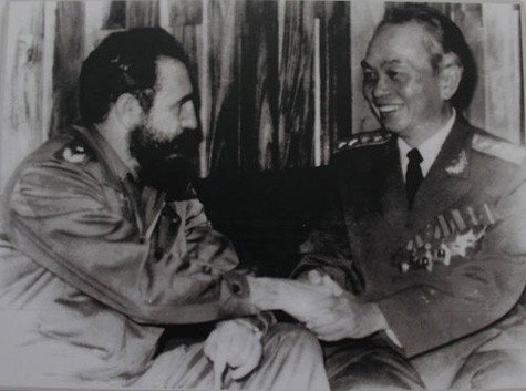 Tướng Giáp tiếp Fidel Castro