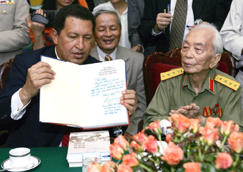 Đại tướng Võ Nguyên Giáp tiếp Tổng thống Venezuela Hugo Chavez, người rất hâm mộ Tướng Giáp cùng nghệ thuật quân sự của ông (ảnh Reuters chụp năm 2006)