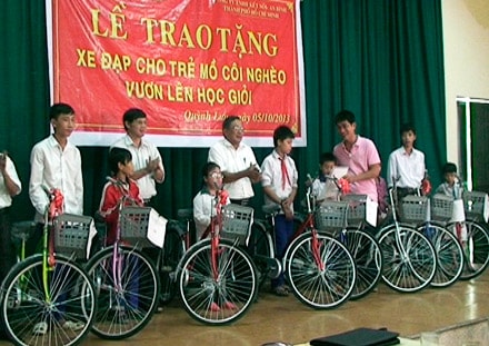 Trao tặng xe đạp cho trẻ mồ côi nghèo ở huyện Quỳnh Lưu và Thị xã Hoàng Mai