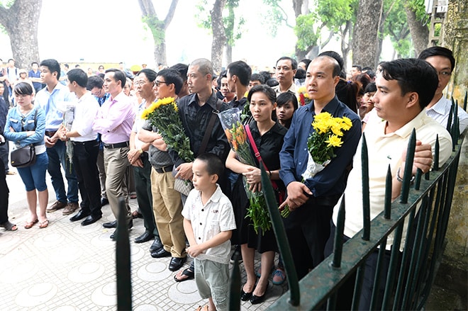 Vào 14h30 chiều nay, hàng nghìn người dân xếp hàng chầm chậm bước vào ngôi nhà số 30 Hoàng Diệu trong niềm tiếc thương vô hạn. Tuy dòng người rất đông nhưng tất cả đều rất trật tự và không có sự xáo trộn nào.