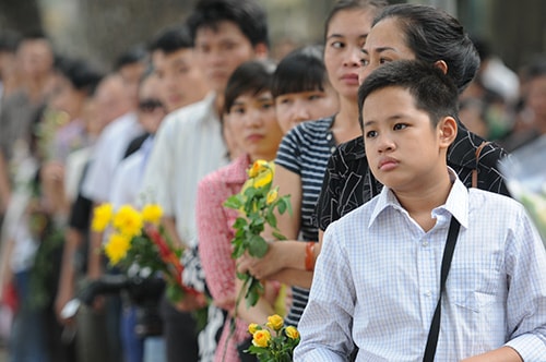 Dòng người kéo dài từ đường Hoàng Diệu sang tới Điện Biên Phủ vẫn chầm chậm để lần lượt vào viếng vị tướng đã đi vào huyền thoại.