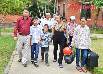 Lãnh đạo làng trẻ, bà con thân thích, hàng xóm láng giềng đưa hai em Phát và Lợi về sống tại nhà số 12