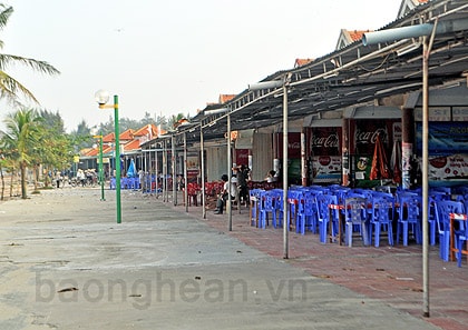 Những nhà hàng bên bãi biển vắng khách.