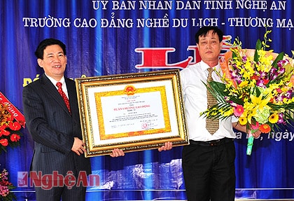 Đồng chí Hồ Đức Phớc trao Huân chương Lao động hạng Nhì cho Tiến sỹ Lê Đức Bích - Hiệu trưởng nhà trường