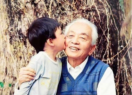 Bức ảnh Võ Thành Trung thơm ông nội là Đại tướng Võ Nguyên Giáp được chụp năm 1996.