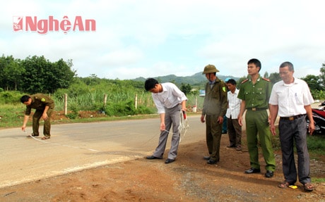 Công an xã Nghĩa Bình đo thực địa giải tỏa hành lang giao thông.