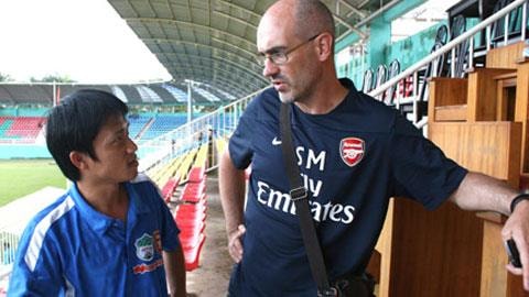 Steve Morrow (phải), GĐKT của Arsenal sốc với chiến thắng của U19 Việt Nam.