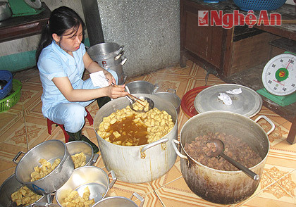 Chia khẩu phần ăn cho các lớp ở trường Tiểu học Vinh Tân