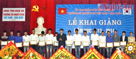 Lãnh đạo nhà trường trao thưởng cho những học sinh nghèo, học giỏi