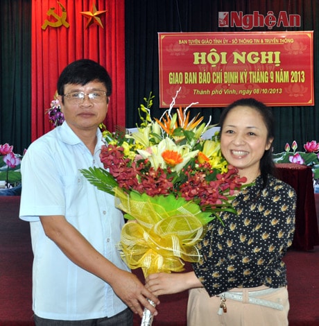 Đồng chí Phạm Thị Hồng Toan tặng hoa.