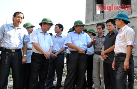Nghe báo cáo về tiến độ thực hiện dự án Bệnh viện khu vực Tây Bắc.