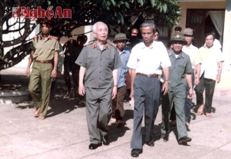 Đại tướng Võ Nguyên Giáp về thăm Quê nội Bác Hồ (năm 1994) (ảnh tư liệu do đồng chí Nguyễn Minh Châu cung cấp).