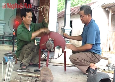 Ông Thuấn làm việc tại xưởng sửa chữa cơ khí của gia đình.