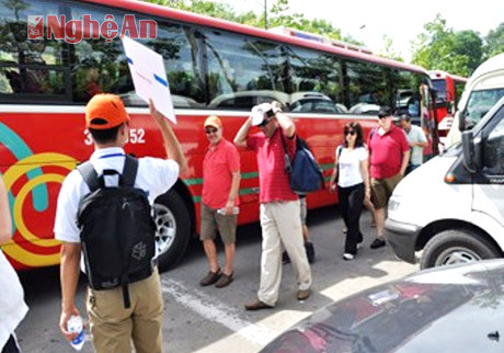 Hướng dẫn viên du lịch dẫn đoàn khách nước ngoài đến với Nghệ An. Ảnh: Cấn Dũng