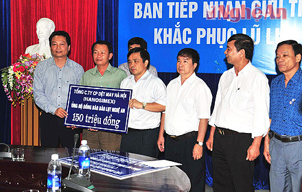 Tập đoàn Dệt may Việt Nam trao tiền ủng hộ cho tỉnh Nghệ An