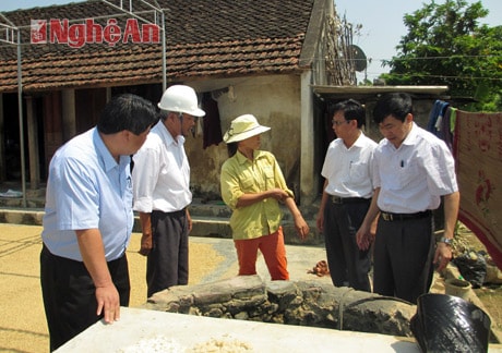 Lãnh đạo Ngành Y tế cùng đoàn kiểm tra của Bộ Y tế đi kiểm tra việc xử lý nguồn nước tại 1 hộ gia đình ở xã Quỳnh Vinh.