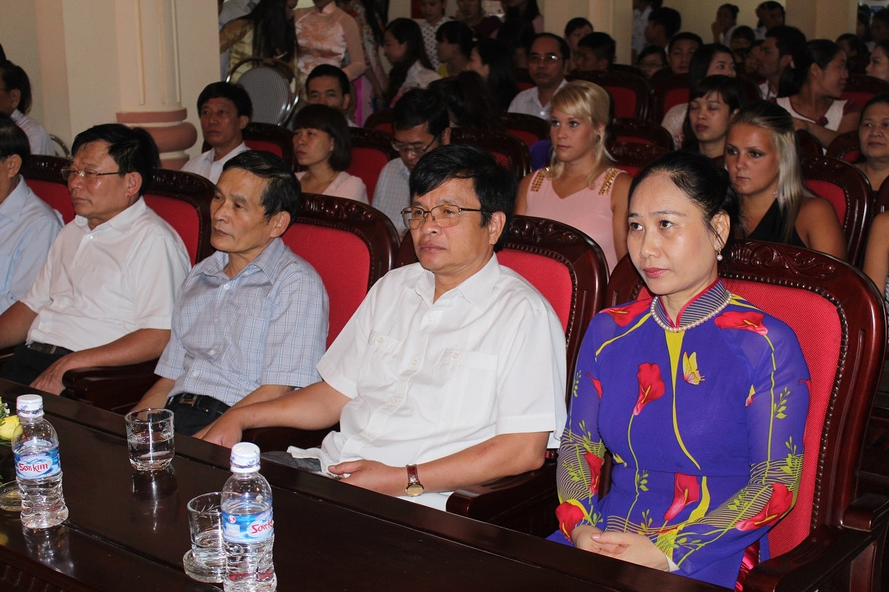 Các đại biểu dự lễ khai giảng ĐH Y khoa Vinh.