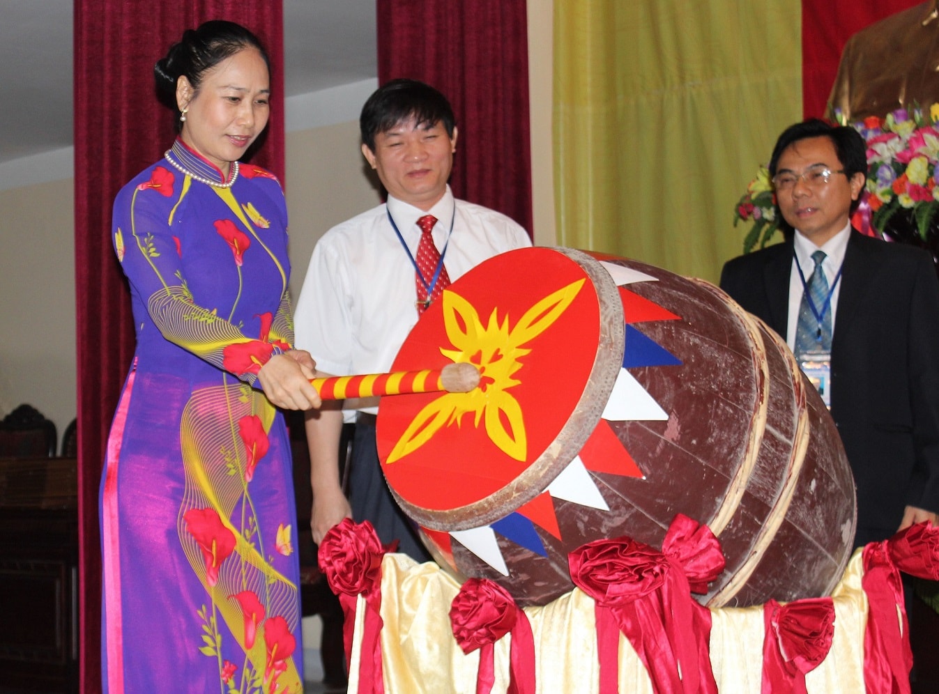 Đồng chí Đinh Thị Lệ Thanh đánh trống khai giảng năm học mới ĐH Y khoa Vinh.