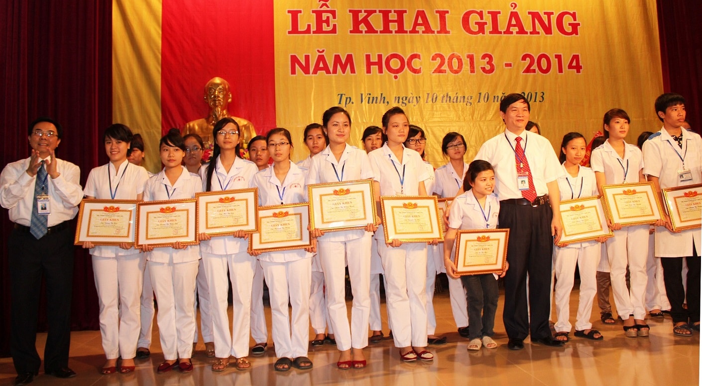 Đại học y khoa Vinh trao học bổng và phần thưởng cho sinh viên.