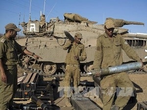 Binh sĩ Israel tập bắn đạn pháo tại Cao nguyên Golan (Nguồn: AFP/TTXVN)
