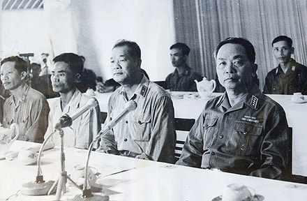 Đại tướng Võ Nguyên Giáp làm việc với QK4 năm 1978.