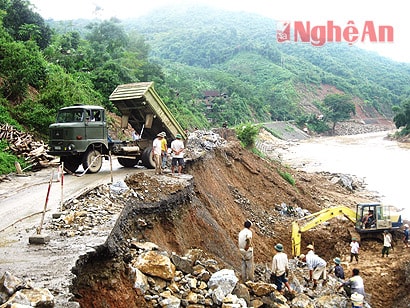 Sửa chữa Quốc lộ 7 sau mưa lũ tại Tương Dương.