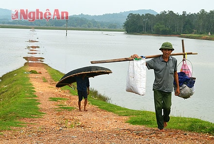 Nhiều người dân tranh thủ mang dụng cụ ra sông thả câu.