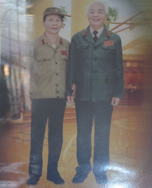 Thiếu tướng Bùi Đức Tùng vinh dự chụp ảnh với Đại tướng Võ Nguyên Giáp tại Nghệ An.