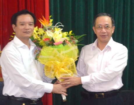 Đồng chí Trần Hồng Châu chúc mừng đồng chí Hồ Phúc Hợp
