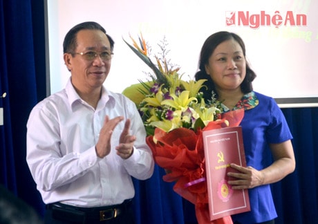 Đồng Chí Trần Hồng Châu  trao quyết định, chúc mừng đồng chí Nguyễn Thị Thu Hường.       