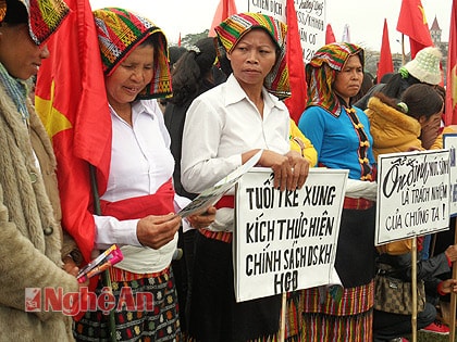 Phụ nữ huyện Nghĩa Đàn hưởng ứng chiến dịch truyền thông dân số.