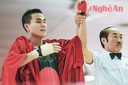 Võ sĩ Nguyễn Văn Quyết sau chiến thắng trước Võ sĩ Nguyễn Tuấn Kiệt của Tây Ninh