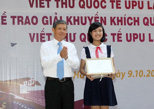 Trao giải khuyến khích cuộc thi viết thư Quốc tế UPU lần thứ 42 cho em Đào Thụy Thùy Dương học sinh trường THCS Tây Sơn, Đà Nẵng. Ảnh: Thế Duyệt – TTXVN