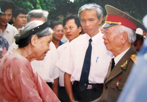 Đại tướng Võ Nguyên Giáp chuyện trò với bà con xã Kim Liên.