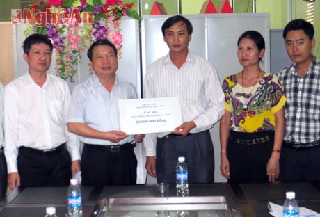 Đồng chí Nguyễn Duy Lượng- Phó Chủ tịch Thường trực Trung ương Hội NDVN trao số tiền ủng hộ 10 triệu đồng tới nhân dân thị xã Hoàng Mai, Nghệ An.