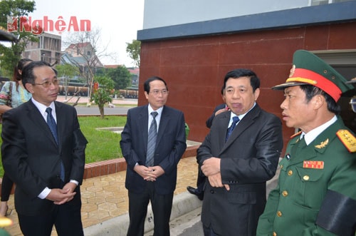 Trước giờ làm lễ thắp hương, các đồng chí lãnh đạo tỉnh làm việc nhanh với đại diện Bộ chỉ huy quân sự tỉnh, Hội cựu chiến binh để thống nhất việc lập bàn thờ Đại tướng Võ Nguyên Giáp ở các cấp.