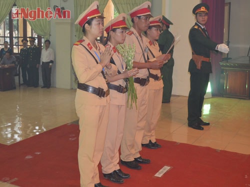 Các chiến sĩ Đội cảnh sát giao thông thành phố Vinh vào viếng Đại tướng Võ Nguyên Giáp