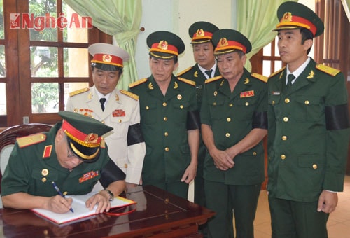 Tại các bàn thở đều có sổ tang để cán bộ, chiến sĩ và nhân dân bày tỏ cảm tưởng của mình đối với vị Đại tướng vĩ đại.