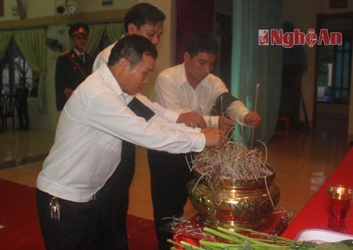 Người dân thành phố Vinh vào thắp hương viếng Đại tướng Võ Nguyên Giáp.