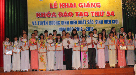 61 sinh viên xuất sắc nhất trong số 832 sinh viên giỏi, xuất sắc trong năm học vừa qua