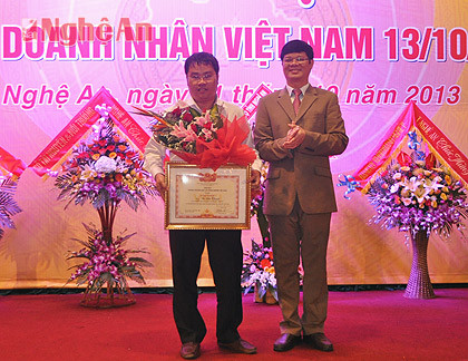 Đồng chí Lê Xuân Đại trao Bằng khen của Chủ tịch phòng Công nghiệp - Thương Mai Việt Nam cho doanh nhân địa phương tiêu biểu